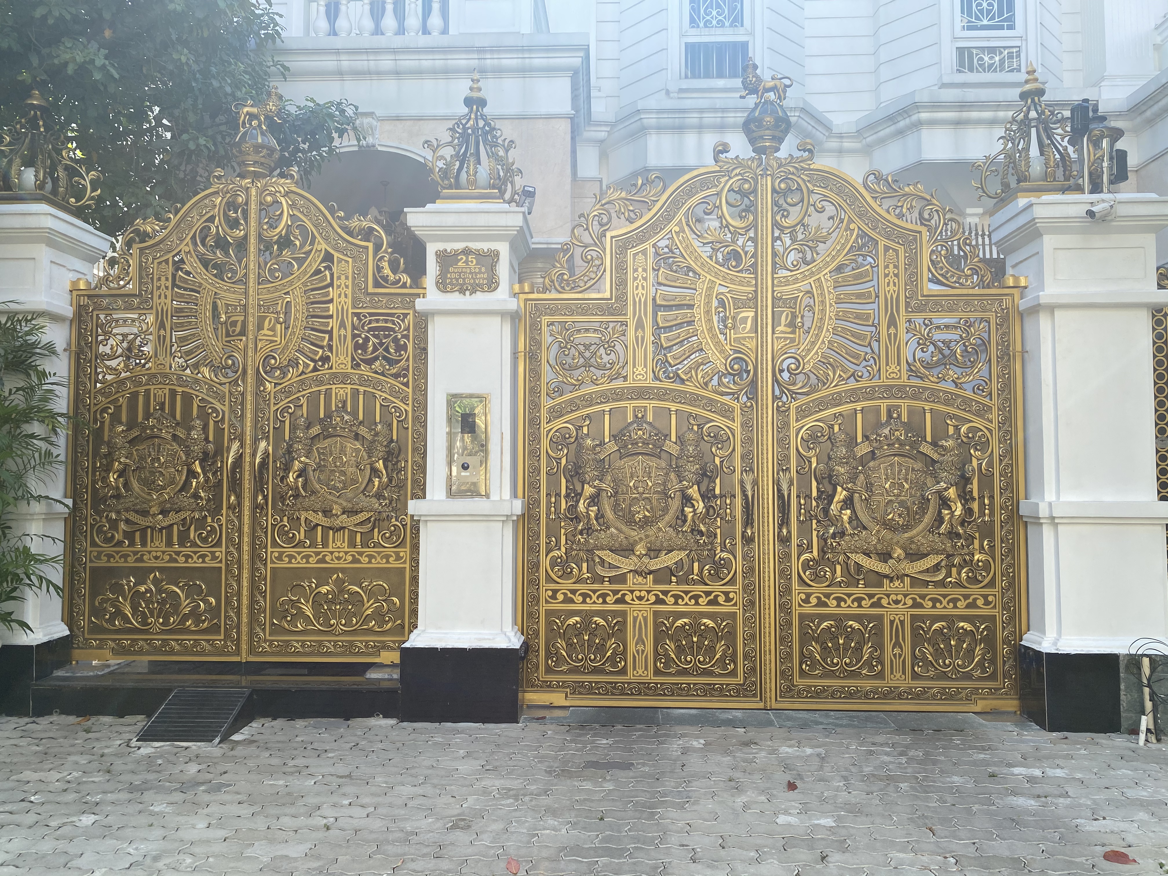 Cổng nhôm đúc 02